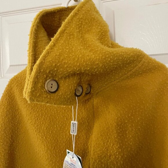 100% Wool Yellow Poncho made in Tuscany, Italy - Picture 4 of 9